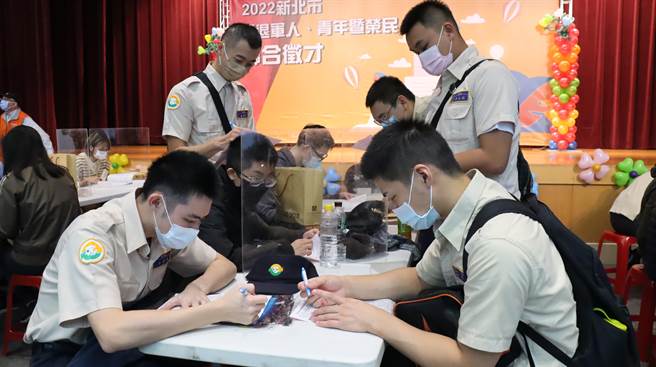 新北市劳工局、民政局、青年局携手新北荣服处，今在新北市府6楼大礼堂举办「届退军人、青年暨荣民联合徵才」，盼助退役军人顺利接轨职场。（新北市劳工局提供）