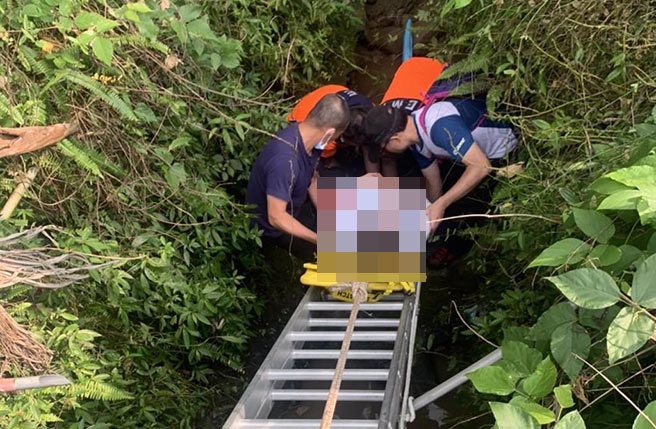 老翁被救起时，有短暂昏厥状态，直说「不晓得自己怎么摔落」，所幸其意识清楚，能正常沟通。（读者提供／张毓翎台南传真）