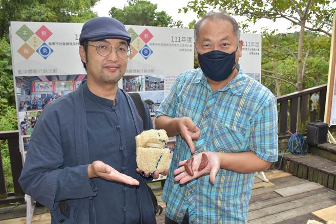 联合大学工设系教授徐义权带领学生们以丝瓜络代替塑料包装材质。（谢明俊摄）