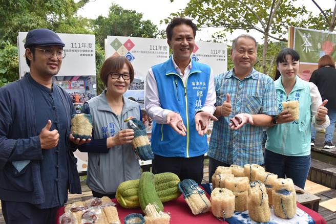 苗栗县副县长邓桂菊、苗栗市长邱镇军共同主持社区营造开幕。（谢明俊摄）