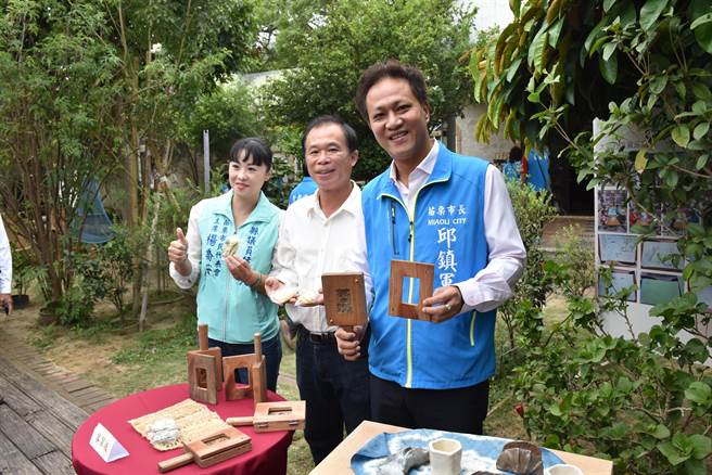 苗栗市长邱镇军与市代会主席杨乔安全力推动社区营造。（谢明俊摄）