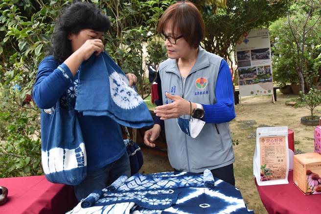 苗栗县副县长邓桂菊欣赏美丽的客家蓝染。（谢明俊摄）