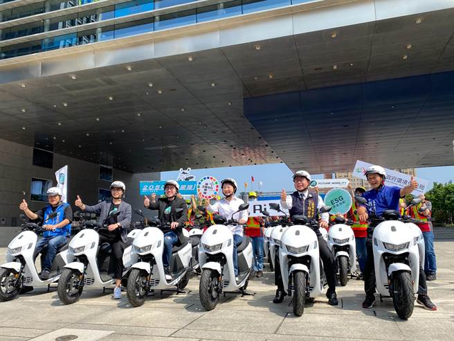 台中市政府今年花1200萬元添購150輛電動機車給清潔隊員使用，14日市長盧秀燕出席交車儀式。（張亦惠攝）