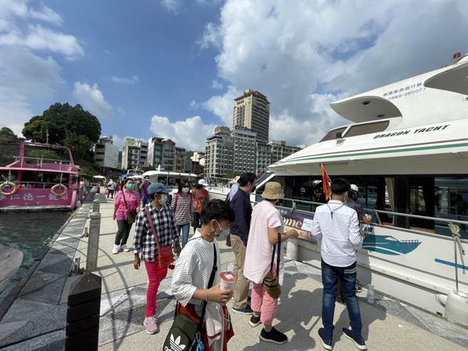 从泰国首批来台观光的旅客，14日抵达南投县日月潭搭船游湖，让受疫情影响苦熬2年多的业者终于露出笑顏。（杨静茹摄）