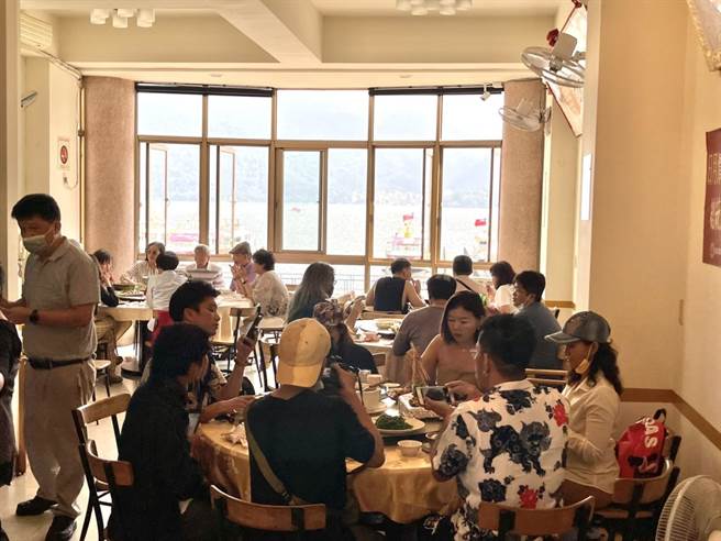 泰国籍旅客在日月潭湖畔餐厅用餐。（杨静茹摄）