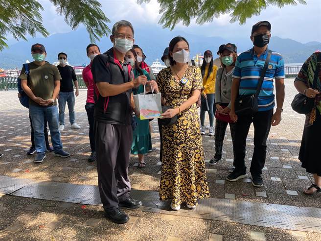 日月潭管理处尽地主之谊，致赠遮阳帽及日月潭红茶等伴手礼。（民眾提供／杨静茹南投传真）