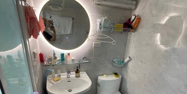 一名装潢师傅接到案子要把浴室打掉重建，无奈地说「有钱真好」。（图／翻摄自FB爆废公社）
