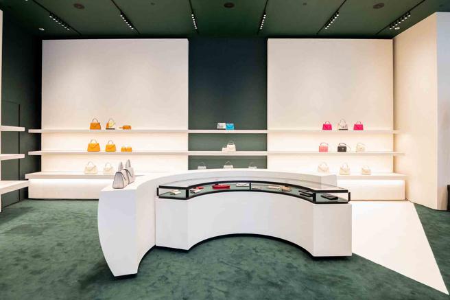 Valextra进驻微风信义百货一楼。（Valextra提供）