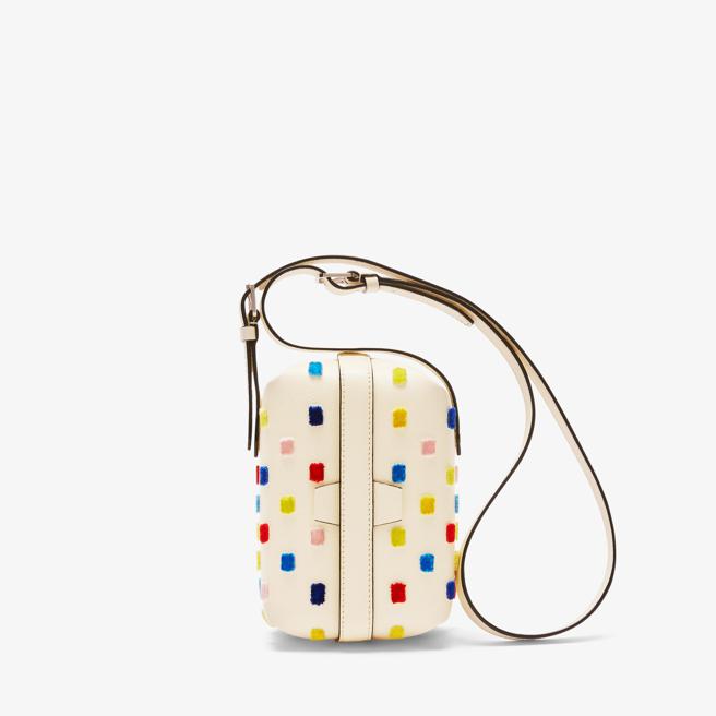 Valextra Tric Trac Polka Dot肩背包，8万元。（Valextra提供）