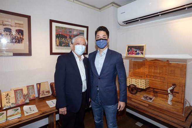 国民党台北市长参选人蒋万安（右），14日参访渭水驿站及拜会义美总经理高志明（左）向他请益食安议题。（邓博仁摄）
