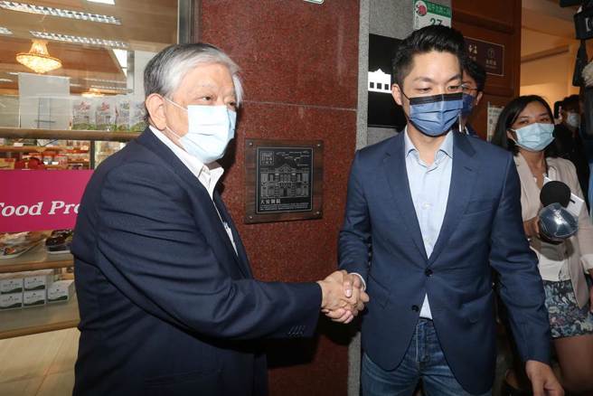 国民党台北市长参选人蒋万安（右），14日参访渭水驿站及拜会义美总经理高志明（左）向他请益食安议题。（邓博仁摄）
