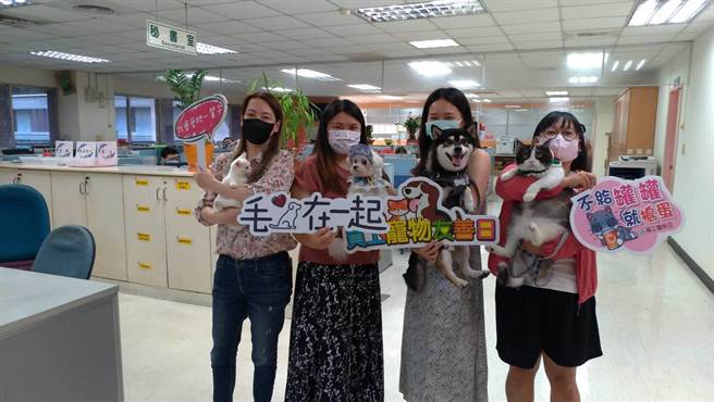 高雄毛小孩真幸福！高雄市政府创全国先例，由市府带头举办「员工宠物友善日」活动，让市府同仁带着家中的毛小孩一起上班趣，减少毛小孩「独守家门」的时间。(高雄市农业局提供／林雅惠传真)