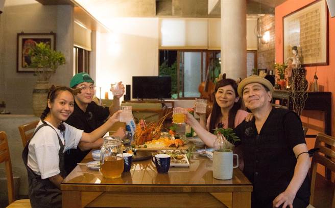 黄姵嘉（左起）、小乐、王彩桦、高捷透过《花甲少年趣旅行2》带观眾游宜兰。（东森综合台提供）