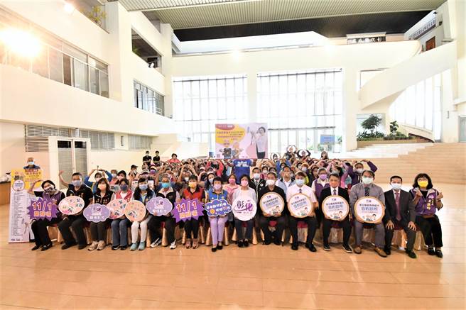 彰化县长王惠美和彰化县医师公会理事长廖庆龙、彰化县诊所协会理事长吴祥富、彰化县牙医师公会理事长杨奕先、彰化县中医师公会常务监事陈博渊、老人代表、民意代表等，共同宣布自11月1日起，持长青幸福卡到本府签约诊所就医时，可折抵健保门诊基本部分负担费用50元。（吴敏菁摄）