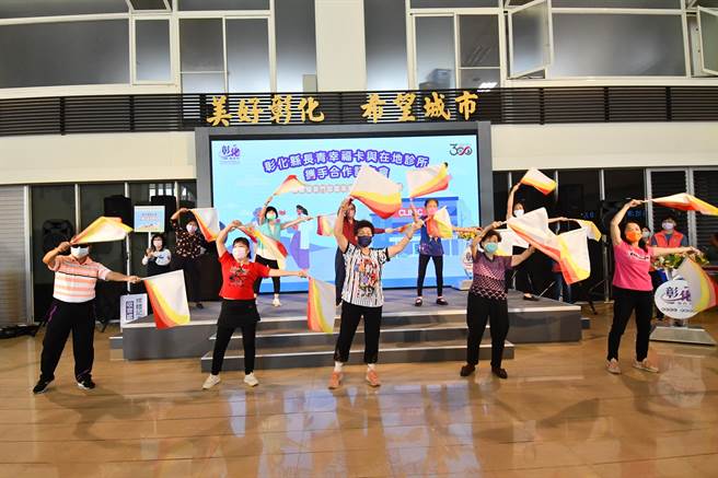 彰化县扩充长青幸福卡功能，可以折抵健保门诊基本费50元。（吴敏菁摄）