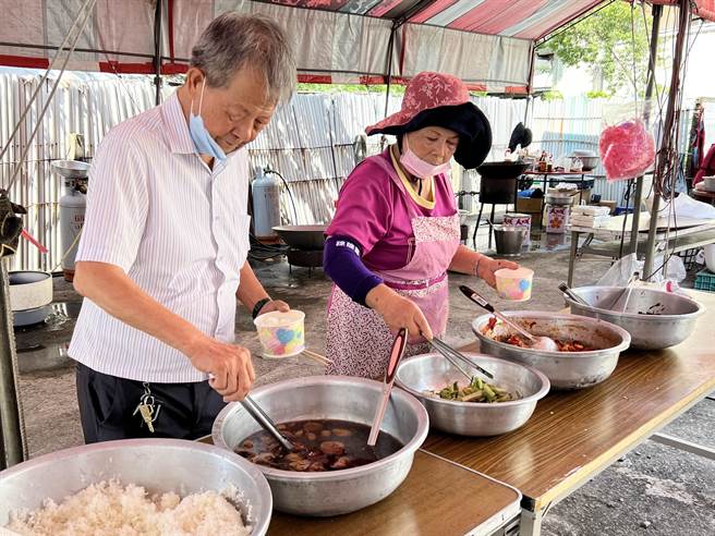 拚连任的台南市第一选区国民党议员张世贤，今年维持传统，在总部后方搭棚供应大锅饭。（张毓翎摄）