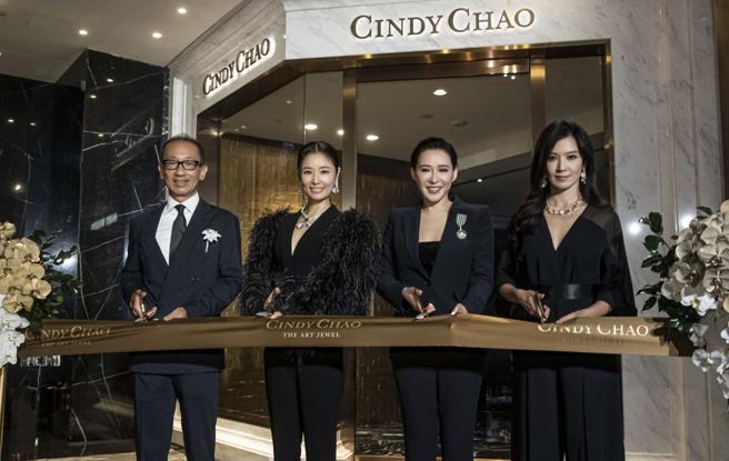 晶华酒店董事长潘思亮（左一）、女星林心如（左二）、林熙蕾（右一）出席CINDY CHAO（右二）珠宝典藏馆开幕。（CINDY CHAO提供）
