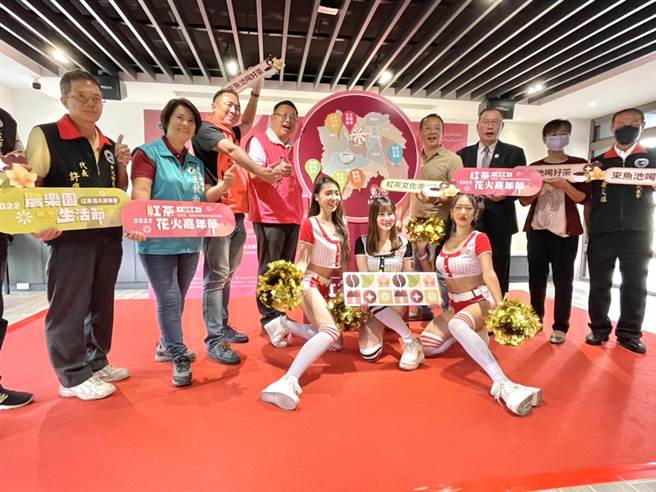 青春洋溢的啦啦队女郎带来热舞，宣告日月潭花火音乐嘉年华系列活动下周末登场。（杨静茹摄）