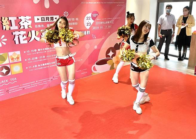 鱼池乡公所14日举行日月潭花火音乐嘉年华宣传记者会，邀青春洋溢的啦啦队女郎带来热舞。（杨静茹摄）