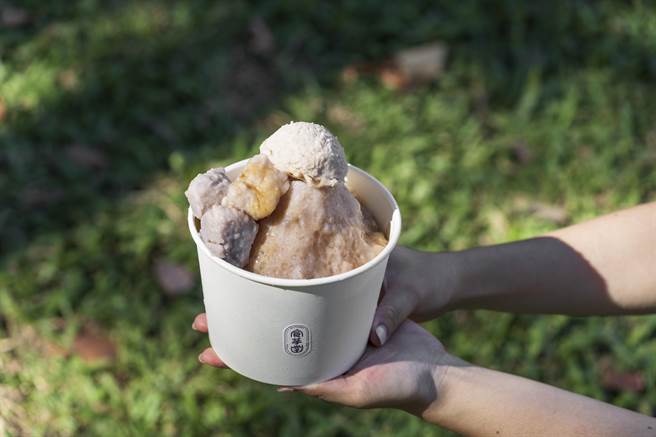 「芋³冰」加入３种各有特色的芋头料，芋头香气浓郁，一份125元，3份300元。（食芋堂提供）