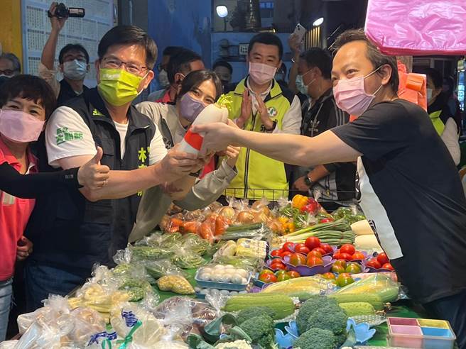 林佳龙到汐止秀丰黄昏市场扫街拜票，支持者送上「菜头」象徵好彩头。（王扬杰摄）