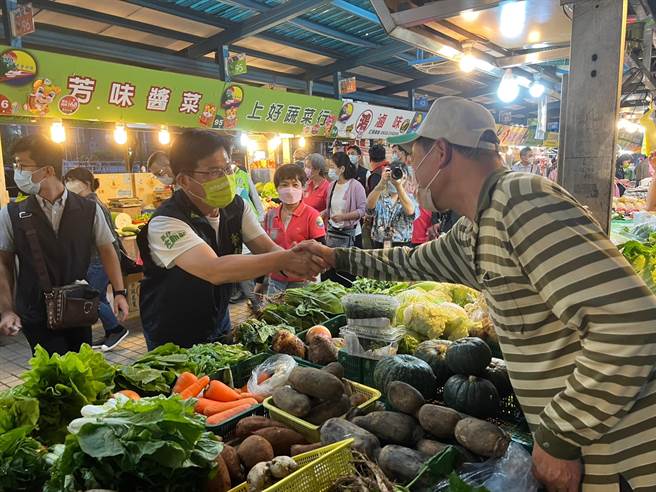 林佳龙到汐止秀丰黄昏市场扫街拜票。（王扬杰摄）