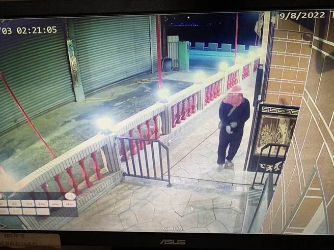 李嫌在犯案時，都會先騎機車到附近空地停放，再變裝並戴自製頭套後，才進入宮廟內行竊 。（警方提供／謝佳潾屏東傳真）