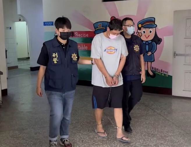 李嫌在犯案時，都會先騎機車到附近空地停放，再變裝並戴自製頭套後，才進入宮廟內行竊 。（警方提供／謝佳潾屏東傳真）