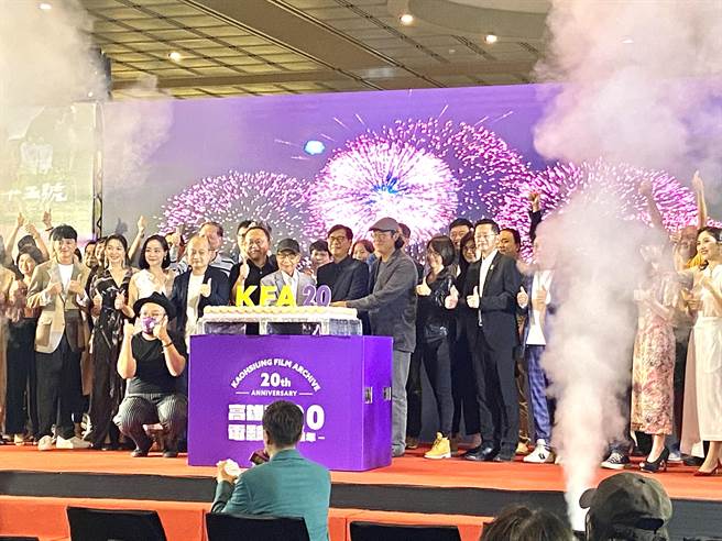 2022高雄电影节14日正式开跑，晚间在高雄市立图书馆总馆举办星光大道与开幕典礼，多组知名电影导演及演员都到场参与。（杨舒婷摄）