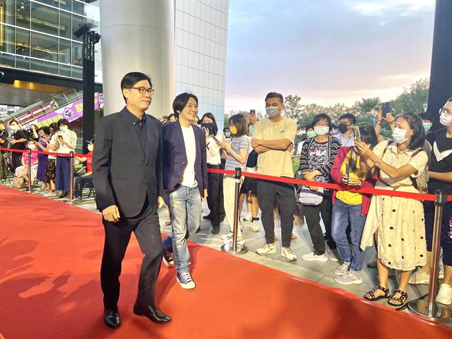 高雄市长陈其迈（左一）与亿万票房电影「咒」导演柯孟融（左二）一同走星光大道。（杨舒婷摄）