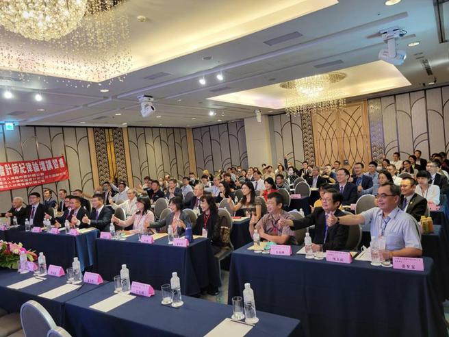 （高雄市会计师公会14日举办会计师纪律论坛，国内四大会计师公会理事长与金管会、国税局主管和近百位会计师与会合影。图／顏瑞田）