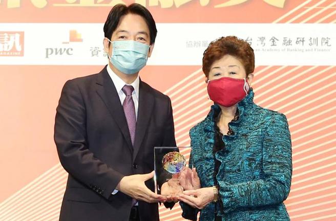 （远东商银董事长侯金英获金融贡献奖，由副总统赖清德（左）颁奖予侯金英。图／远东商银供）