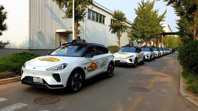 百度旗下无人驾驶品牌「萝卜快跑」实验车队。（蓝孝威摄）