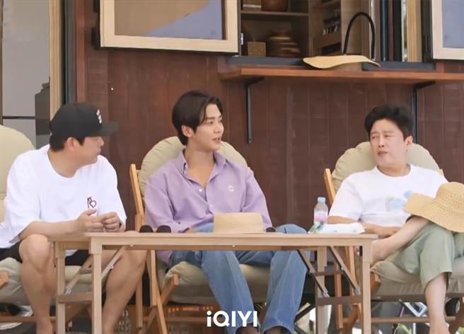 路云（中）成为《带轮子的家4》第四任老么，成东镒（左）、金希沅（右）开心欢迎。（爱奇艺国际站提供）