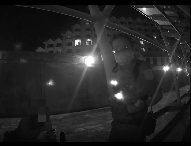 有名18岁的女子因情绪低落，友人担心恐发生不测，急忙报警求助，警方获报后赶紧派员沿着河岸查找，在渔人码头内发现女子身影，经关心劝说打消轻生的念头，及时避免憾事发生。(淡水警分局提供)