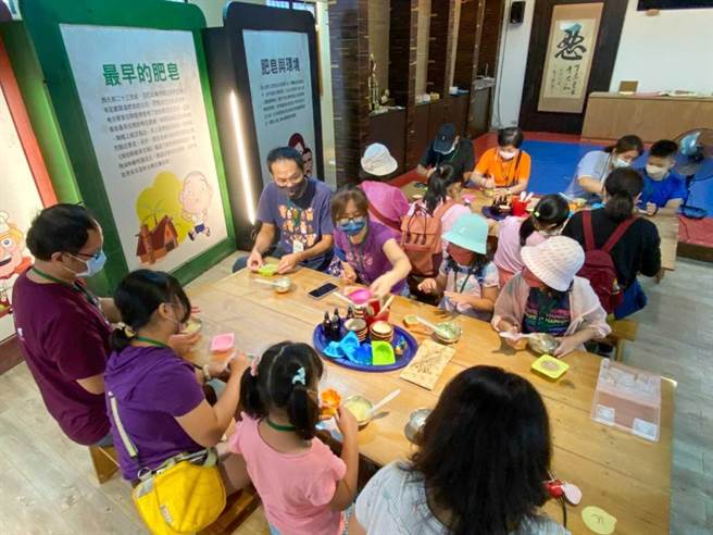 民眾只要在10月30日前到新北觀光工廠及產業文化館消費滿300元，可以抽Dyson無線吸塵器、AirPods等總價值高達10萬元的好禮。（新北市經發局提供）