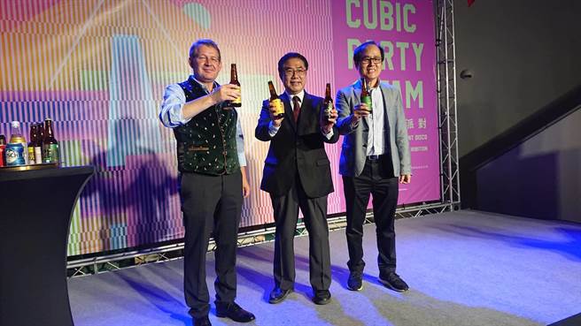 台南市长黄伟哲（中）与奥地利台北办事处处长陆德飞（左）举酒同欢。（程炳璋摄）