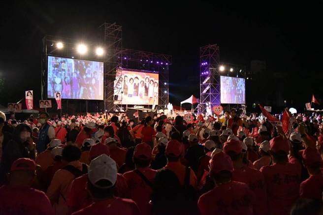 国民党10位女性县市首长参选人14日晚间于太平合体造势，盼用女力守护台湾。（潘虹恩摄）