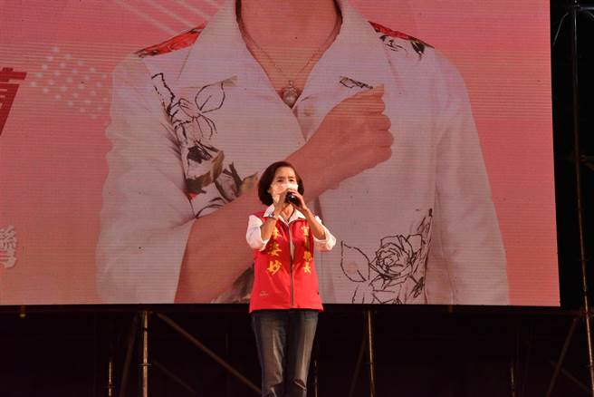 宜兰县长林姿妙14日来到台中太平联合举办「十全十美・女力挺台湾」造势晚会，表示相当感谢大家的支持，未来要继续拚出宜兰好生活。（潘虹恩摄）