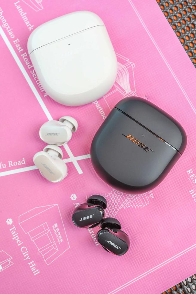 Bose QuietComfort 消噪耳塞 II，黑色即日起推出，岩白色预计将于2022年底推出，定价9500元。（Bose提供）