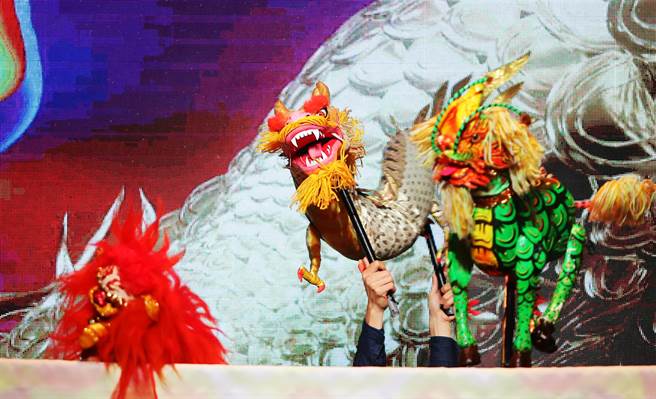 2022年的云林金掌奖颁奖典礼14日举行，开慕表演特别邀诗音乐家林强典师承黄海岱大师的五洲园派《升平五洲国》林政典共演精彩，以布袋戏「扮仙 尊神敬祖」为题拉开序幕。（季志翔摄）