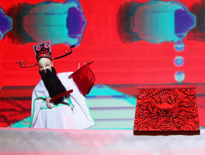 2022年的云林金掌奖颁奖典礼14日举行，开慕表演特别邀诗音乐家林强典师承黄海岱大师的五洲园派《升平五洲国》林政典共演精彩，以布袋戏「扮仙 尊神敬祖」为题拉开序幕。（季志翔摄）