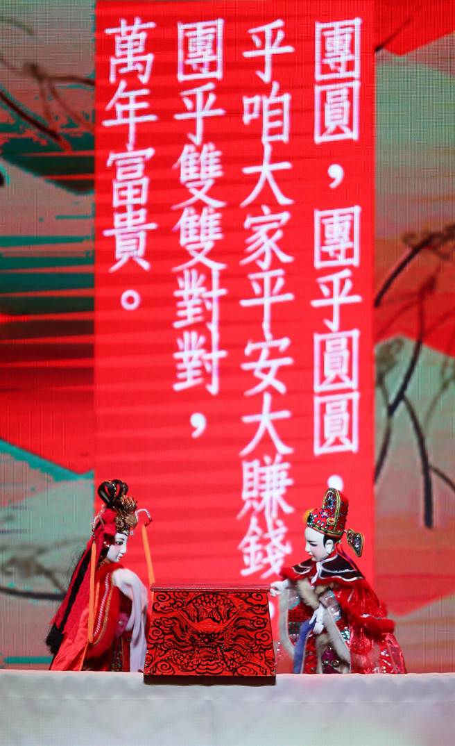 2022年的云林金掌奖颁奖典礼14日举行，开慕表演特别邀诗音乐家林强典师承黄海岱大师的五洲园派《升平五洲国》林政典共演精彩，以布袋戏「扮仙 尊神敬祖」为题拉开序幕。（季志翔摄）