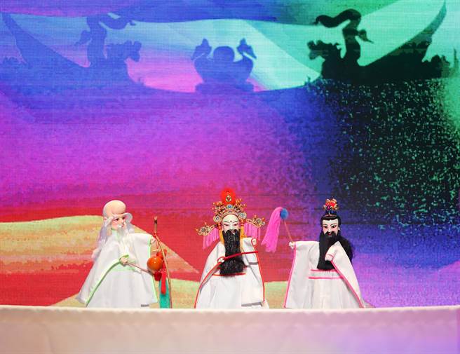 2022年的云林金掌奖颁奖典礼14日举行，开慕表演特别邀诗音乐家林强典师承黄海岱大师的五洲园派《升平五洲国》林政典共演精彩，以布袋戏「扮仙 尊神敬祖」为题拉开序幕。（季志翔摄）