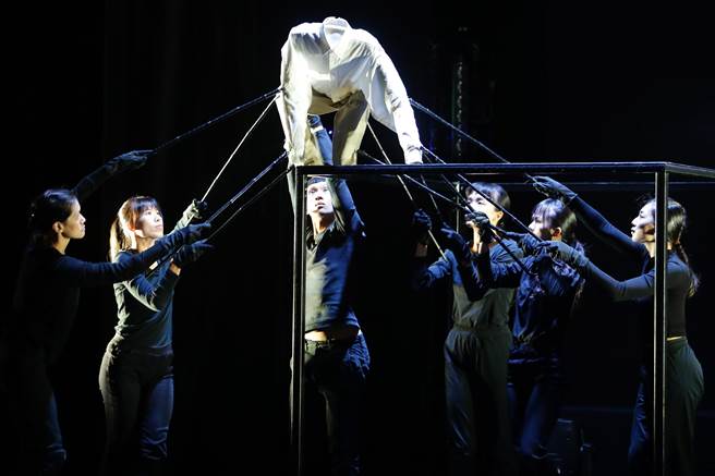 2022年的云林金掌奖颁奖典礼14日举行，《三十舞路剧团》以现代舞演译人与偶的幻化空间，从不同的角度跨域诠释，使典礼在尊荣传统之余，更呈现跨界的创新态度。（季志翔摄）