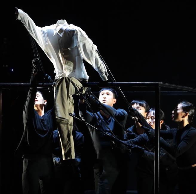 2022年的云林金掌奖颁奖典礼14日举行，《三十舞路剧团》以现代舞演译人与偶的幻化空间，从不同的角度跨域诠释，使典礼在尊荣传统之余，更呈现跨界的创新态度。（季志翔摄）