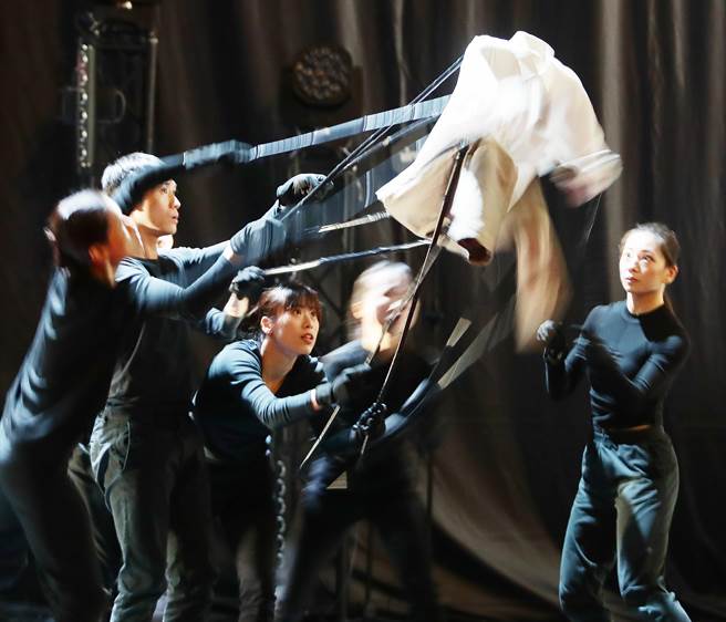 2022年的云林金掌奖颁奖典礼14日举行，《三十舞路剧团》以现代舞演译人与偶的幻化空间，从不同的角度跨域诠释，使典礼在尊荣传统之余，更呈现跨界的创新态度。（季志翔摄）