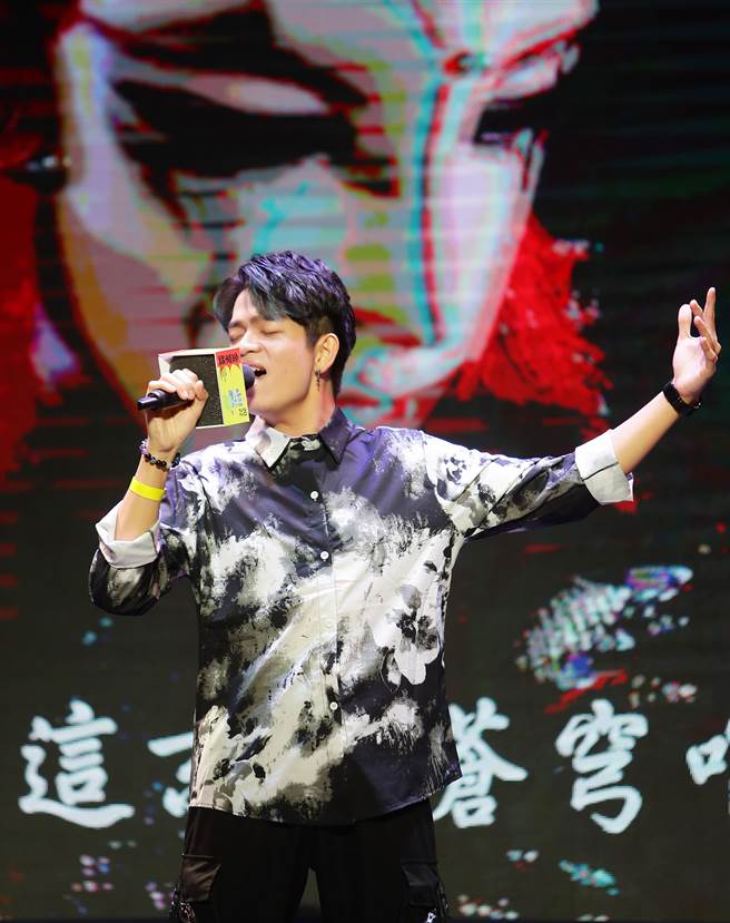 2022年的云林金掌奖颁奖典礼14日举行，新一代武林歌手现场高歌一曲。（季志翔摄）