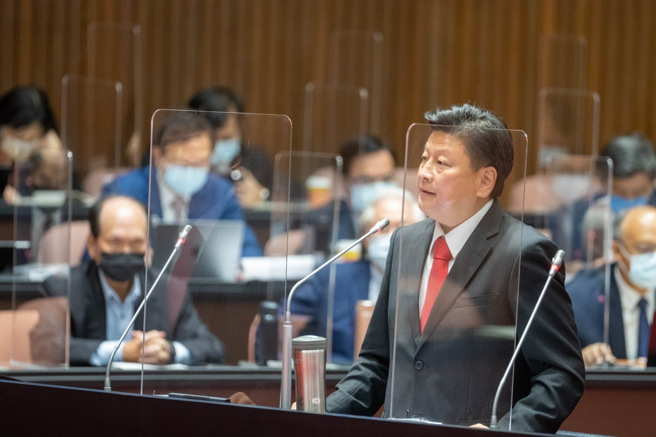 立委傅崐萁要求蘇花安2024前動工!呼籲蘇揆加速推動花東重大交通建設及放寬震災補助及留意國內經濟轉衰問題，獲得蘇揆同意支持。(戴志揚翻攝)