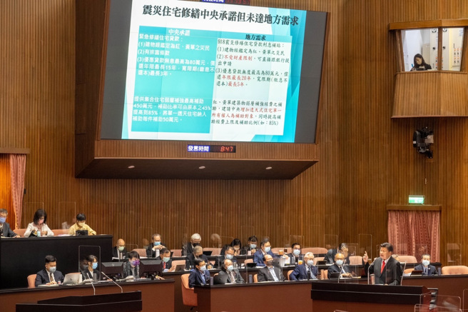 立委傅崐萁要求蘇花安2024前動工!呼籲蘇揆加速推動花東重大交通建設及放寬震災補助及留意國內經濟轉衰問題，獲得蘇揆同意支持。(戴志揚翻攝)